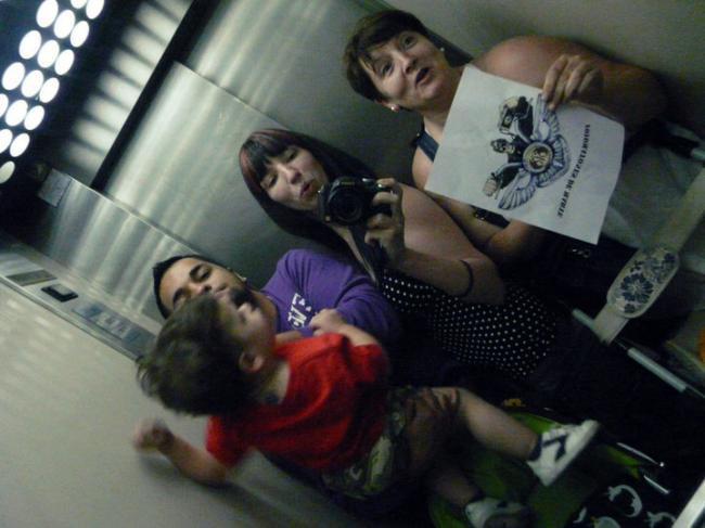   77 - Dentro de un ascensor lleno de gente.