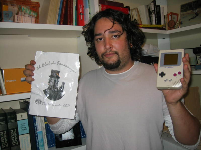 18. Con una consola Nintendo Gameboy original.