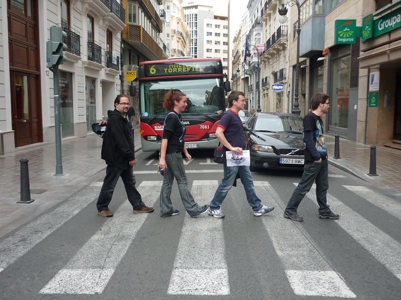 35. Imitando a los Beatles en la cubierta del álbum Abbey Road.