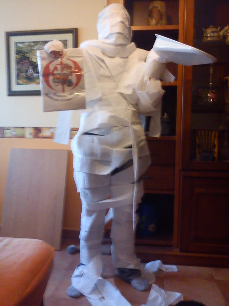 12. Completamente disfrazado de momia con papel higiénico y sosteniendo un orinal.