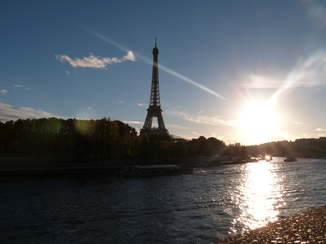 20.  [VÍDEO] Bailando La Macarena y de fondo la Torre Eiffel de París.