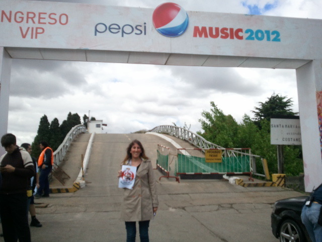 39.En la entrada de un gran festival musical (FIB, Viñarock, Azquena, Wacken...). Se tiene que ver el logo del festival.