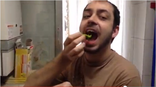7. [VIDEO] Comiéndose una guindilla mojada en wasabi sin hacer gestos de desagrado. [MIDAYH]