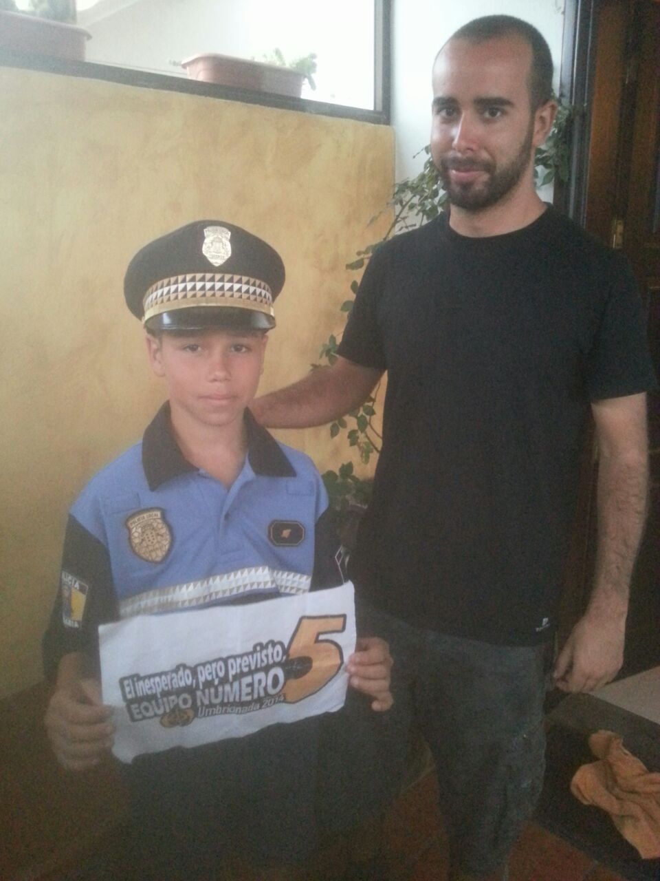 71. Con un niño disfrazado de policía.