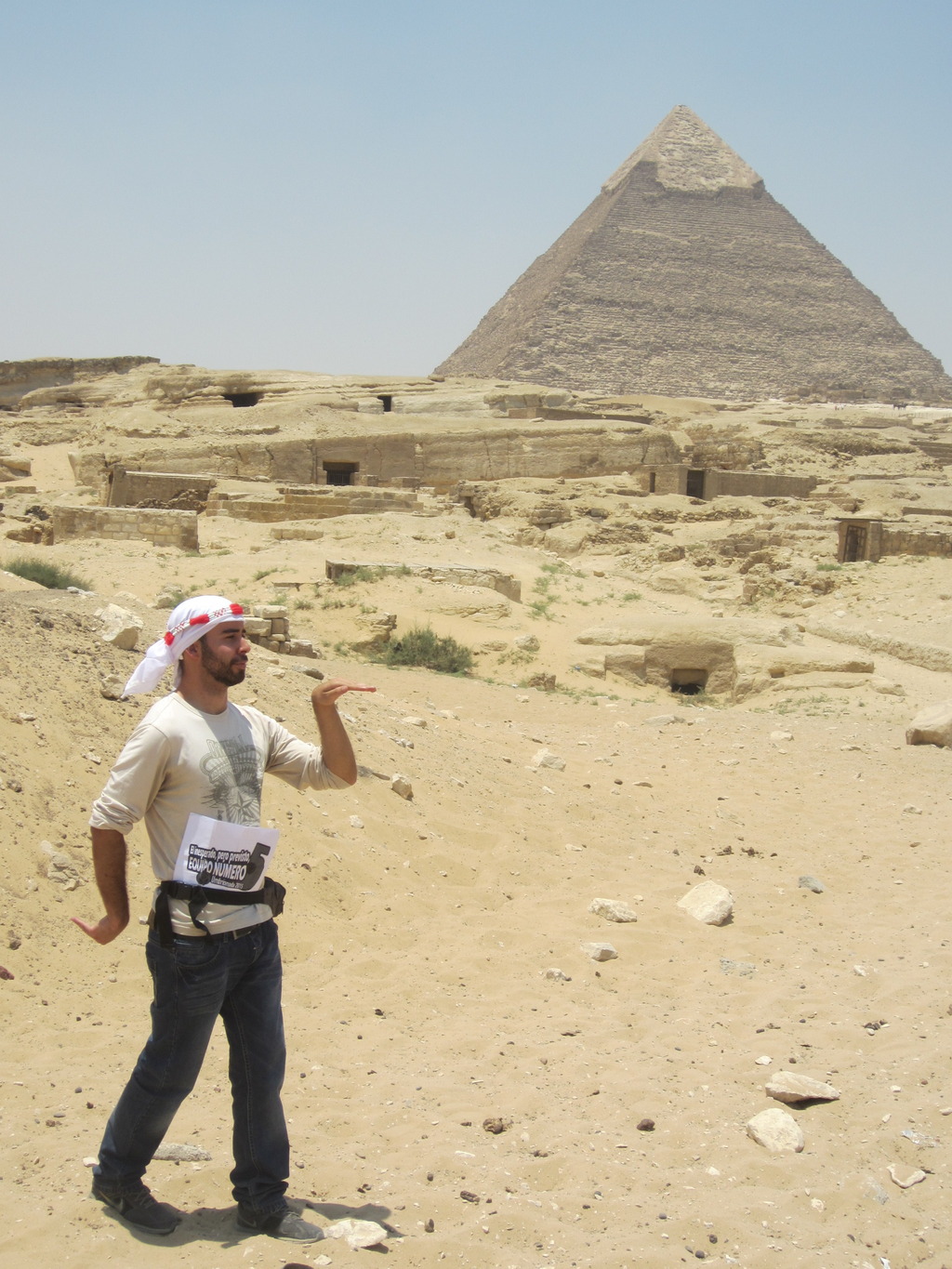 32. Con una pirámide que no sea un d4, poniendo pose de egipcio.