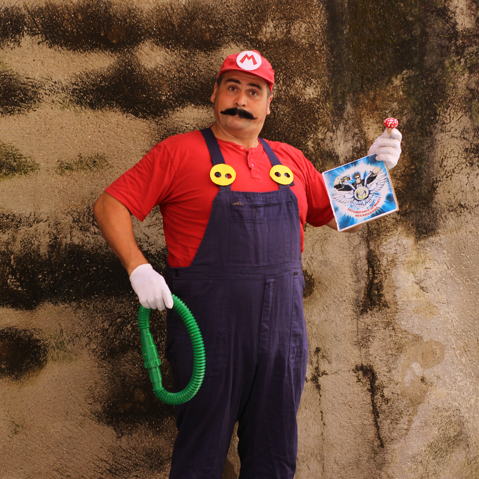 84. Caracterizado como Super Mario, con una seta en una mano y una tubería verde en la otra