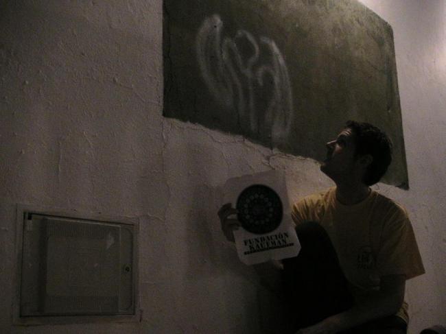 104.- Un grafiti con el logo de Umbría.