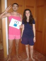 66- Un chico completamente vestido de rosa junto a una chica completamente vestida de azul