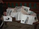 40 Tumbado en el banco de una plaza tapado con periódicos.