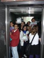 77. Dentro de un ascensor lleno de gente. 