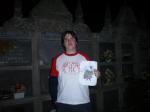 26. De noche en un cementerio con la camiseta de umbria