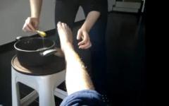 1. [VÍDEO] Un umbriano depilándose una pierna.