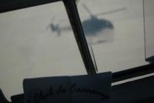 88. Una foto tomada desde un helicóptero en el aire y que se vea la sombra del helicoptero.