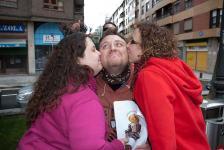 Prueba 36. Dos umbrianos/as besando a un organizador de la Umbrionada 2012