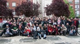 Prueba 94. Con al menos 20 personas sacando la lengua en la Foto Oficial de la KDD de Bilbao (Jajejijoju)