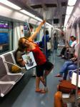 Prueba 89. Una persona bailando con el agarrador vertical del metro como si de una barra de striptease se tratase, cuando haya gente (obviamente)