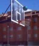11.[VÍDEO] En una pista de baloncesto, desde el punto de tiros libres, y encestar lanzando el balón de espaldas y sin mirar a canasta.