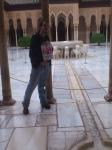 93. Junto a un león de la Alhambra.