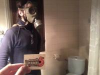 32. Dentro de un cuarto de baño tapándote la nariz. +1 punto con máscara antigás.