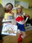 99. Junto a un cosplay de Sailor Moon.