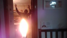 13. Aprovechando un efecto óptico junto a un fuego para que parezca que estás ardiendo.