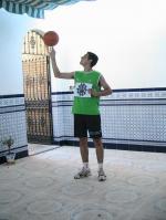 38.- Vestid@ de jugador de baloncesto con balón.