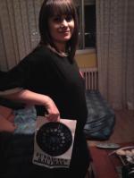 97. Una mujer embarazada con la camiseta de Umbría.