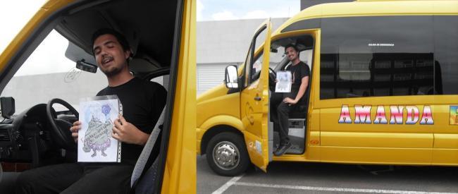 80. Sentado en el asiento del conductor de un autobús