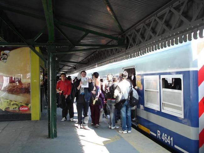 20. En una estación de tren justo cuando toda la gente baja o sube del mismo.