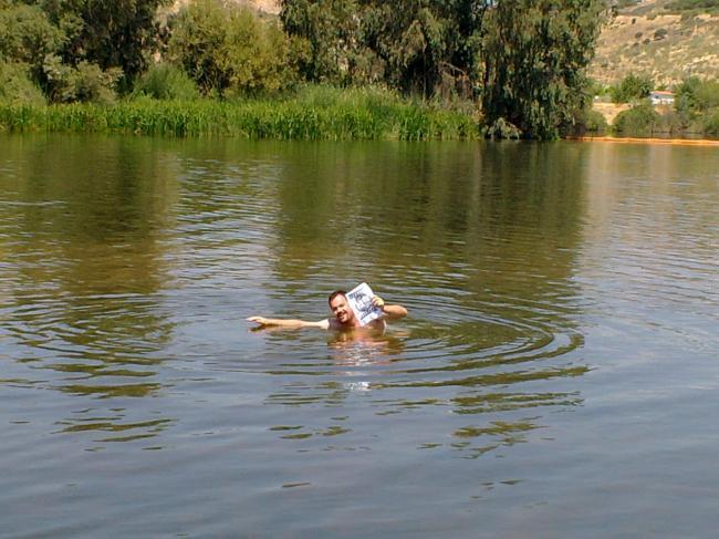 27.Nadando en un río o laguna, pero no en una piscina o la playa.