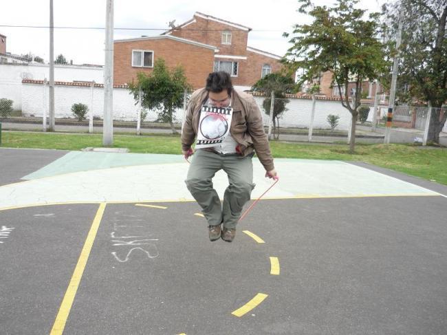 11.Saltando a la comba con el logo del grupo en la mano y sin tener ningún pie en el suelo.