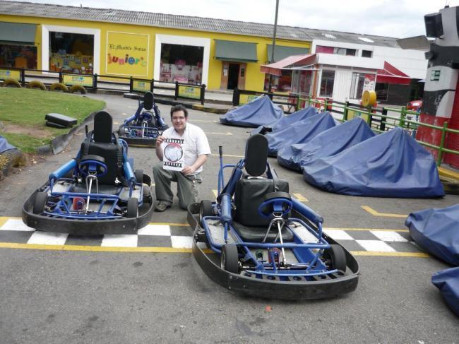 63. En el asfalto de un circuito de carreras (moto, coches, camiones).