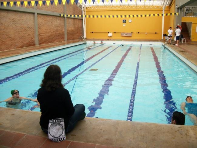 37. Pescando en una piscina pública y con algo de cebo en la caña de pescar.