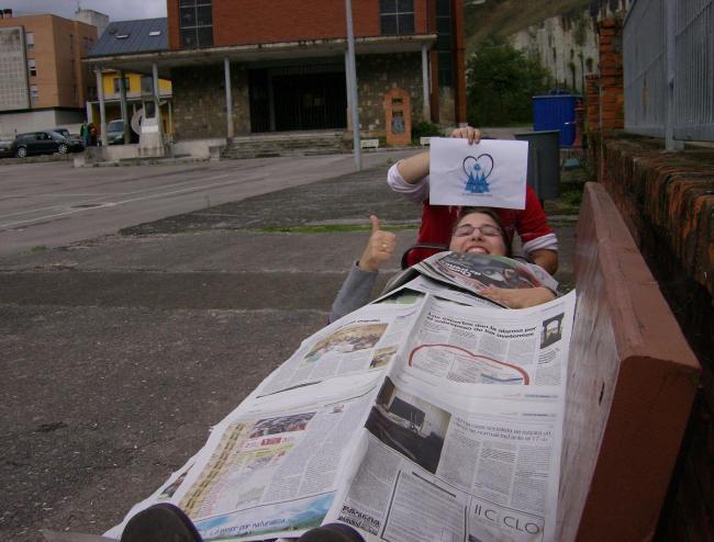 39. Tumbado en el banco de una plaza tapado con periódicos