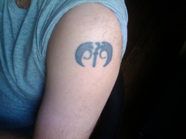 Tatuaje del logo de Umbría cuando todavía no era el logo de Umbría