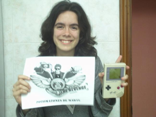 18. - Con una consola Nintendo Gameboy original.
