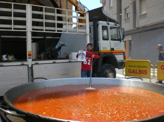 020_ Mientras se está cocinando una paella gigante