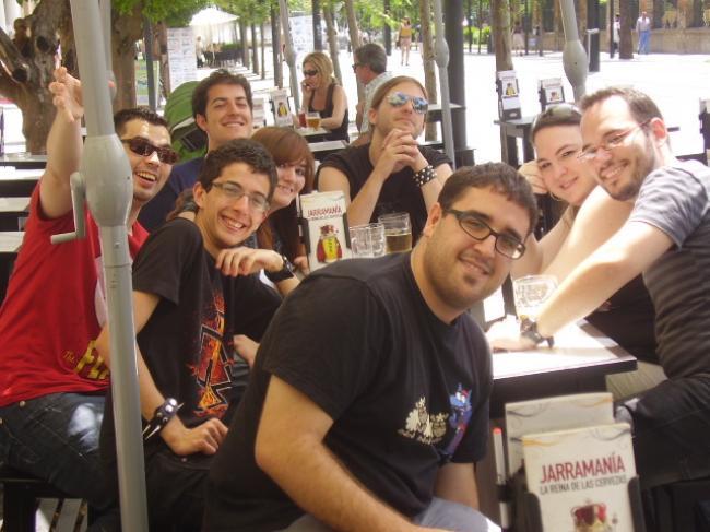 la 4 foto en los 100 montaditos con Sandro medio oculto y kejandose por la foto XD