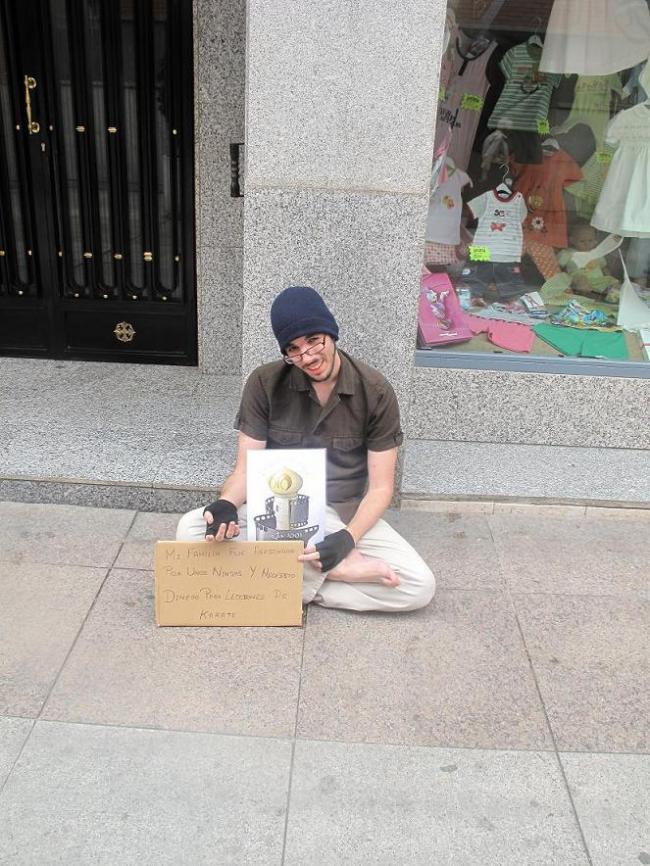 35.-En medio de la calle, vestido de indigente, con un cartel que diga 