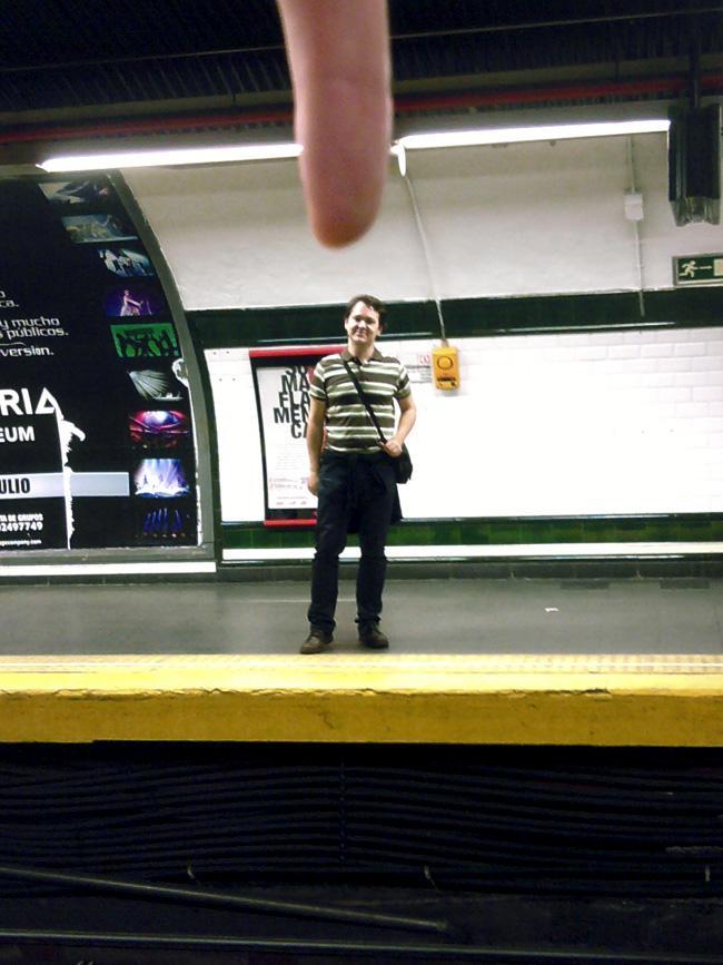 Puck y su creador en el metro.