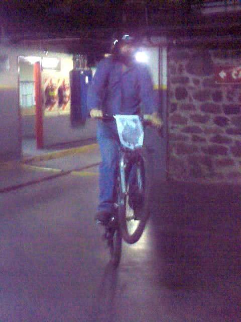 26. Haciendo un caballito sobre una bicicleta mientras se lleva un casco integral en la cabeza.