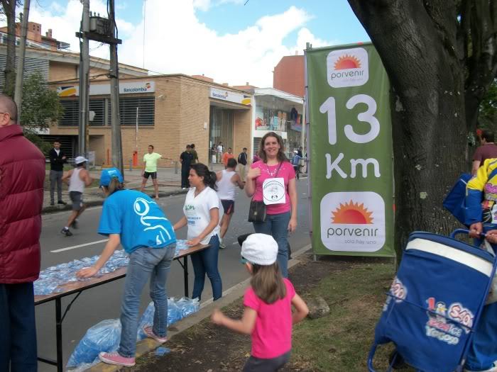 045. En un avituallamiento de una carrera cualquiera.