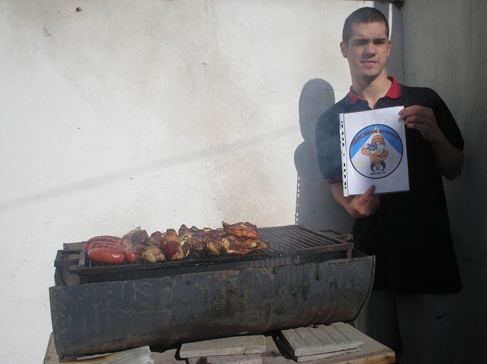 77. Haciendo una barbacoa al aire libre