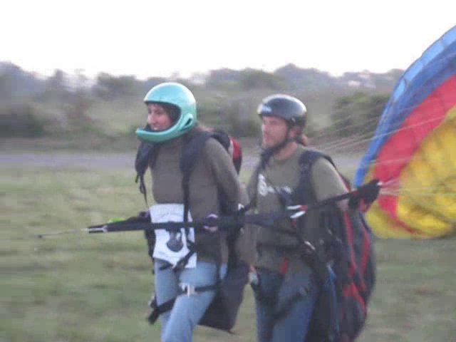 16.[VIDEO] Despegando o aterrizando en un parapente.