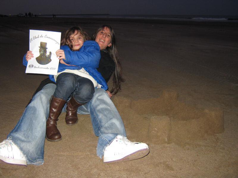 86. Con un castillo de arena en la playa, con el mar de fondo al atardecer o amanecer.