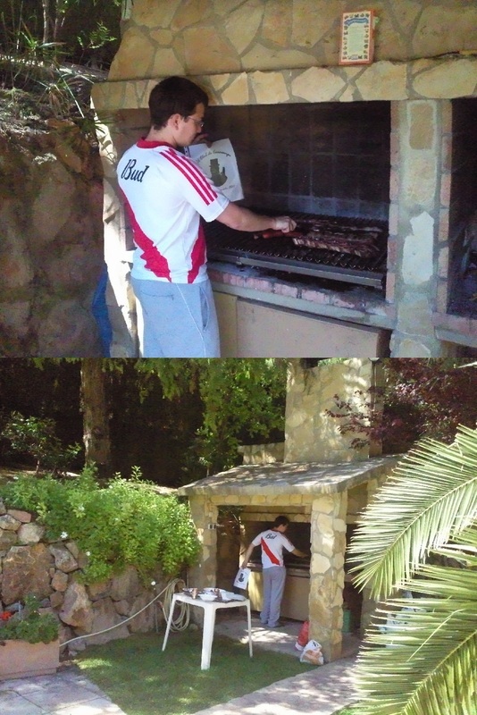 77. Haciendo una barbacoa al aire libre.