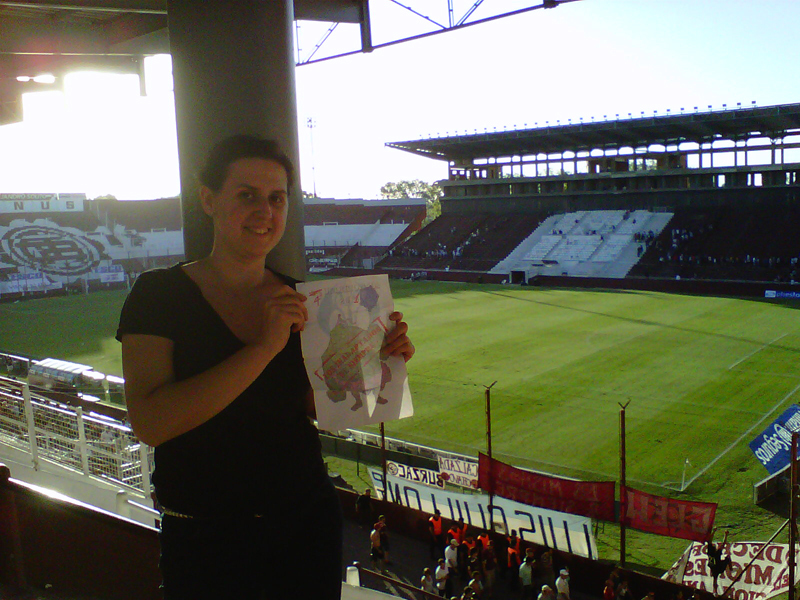 54. En la parte más alta de un estadio de fútbol, que se vea el campo de juego.