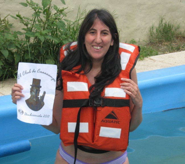 30.- Con un chaleco salvavidas puesto en una piscina.