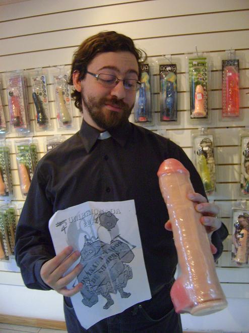 44. En un sex-shop, disfrazado de cura y sujetando un consolador gigante.