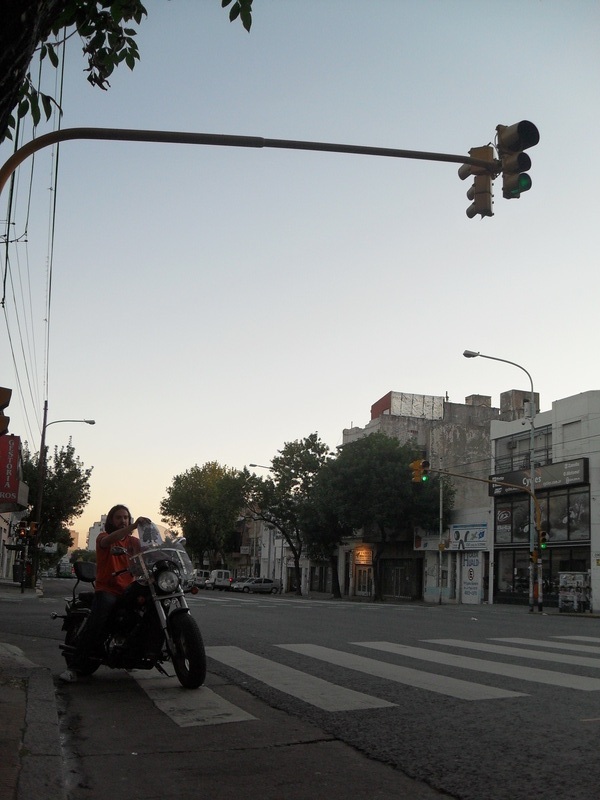 47. En una motocicleta y parado en un semáforo en verde.